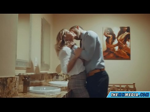 ❤️ Þegar busty ljóska tælir þig á almenningssalerni ☑  Kynlíf hjá okkur is.onetubes.top ❌️❤